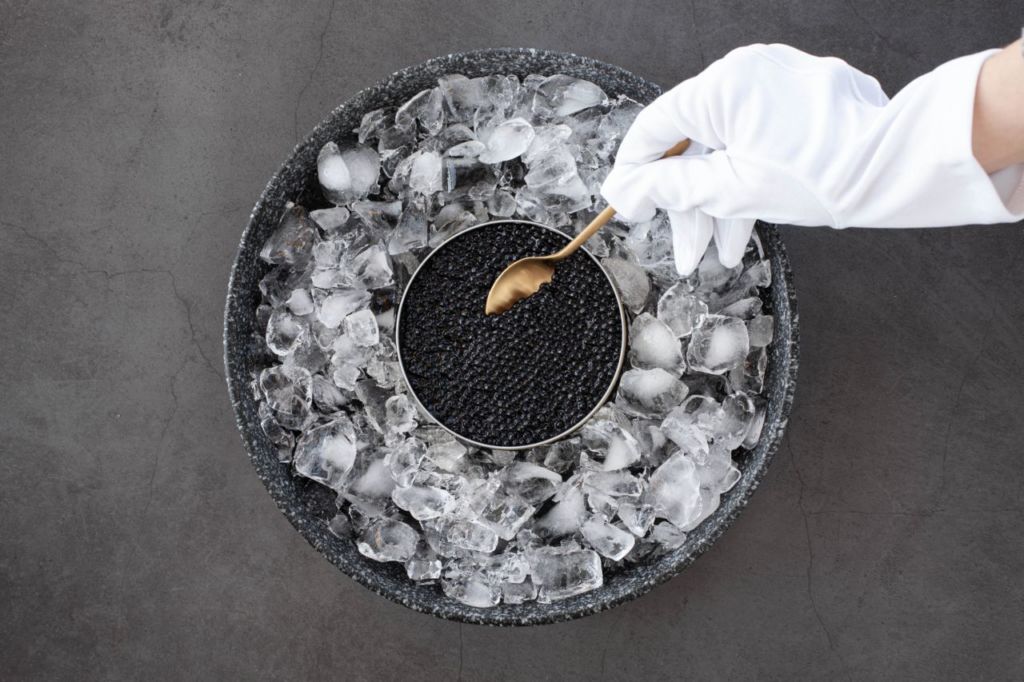 El caviar más caro del mundo viene en latas de oro y te decimos dónde puedes probarlo