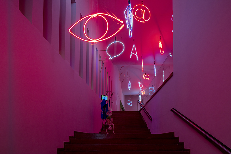 Desert Flood: la nueva expo de LAGO/ALGO con instalaciones neón y elementos naturales