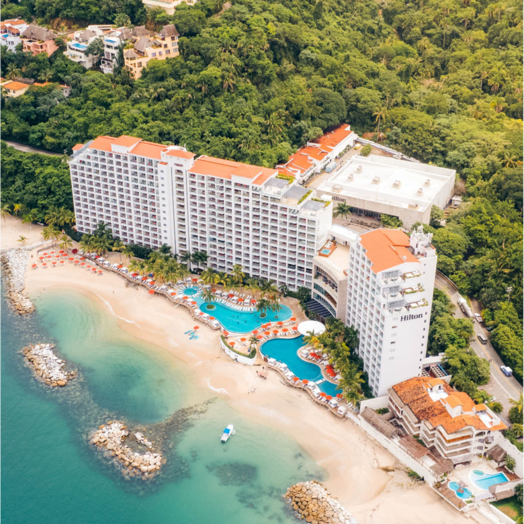 Este hermoso hotel cuenta con dos albercas naturales y un mirador de ballenas