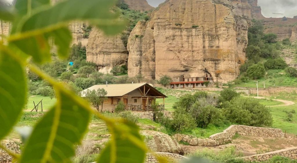 Hospédate en una cueva en el desierto de Chihuahua en este hotel ecológico