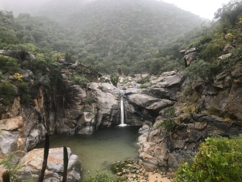 Esta cascada en medio del desierto desemboca en una preciosa laguna de aguas turquesas