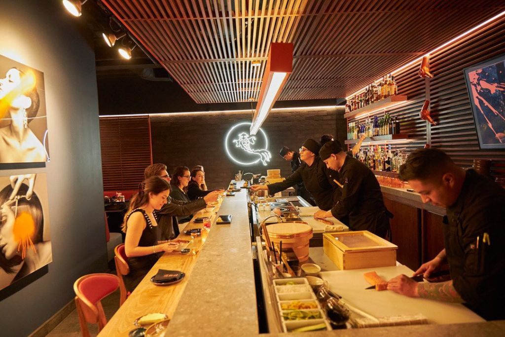 Existe un restaurante de sushi oculto detrás de una barbería en la CDMX