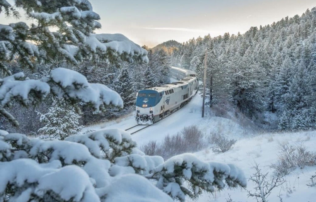 Conoce el tren (casi irreal) que recorre montañas llenas de nieve