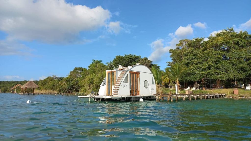 En esta casa flotante en Bacalar podrás saltar desde tu cama a la laguna multicolor