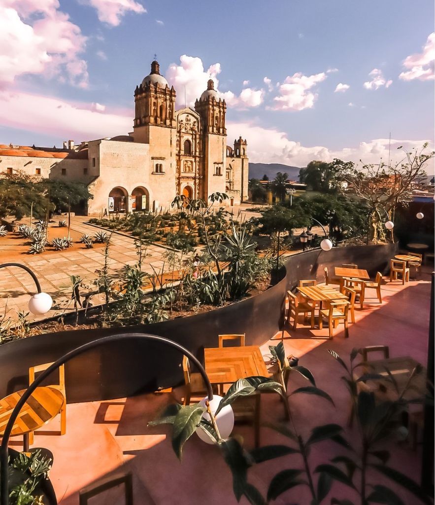 Cobarde: la nueva terraza de alta cocina informal y mezcales artesanales en Oaxaca