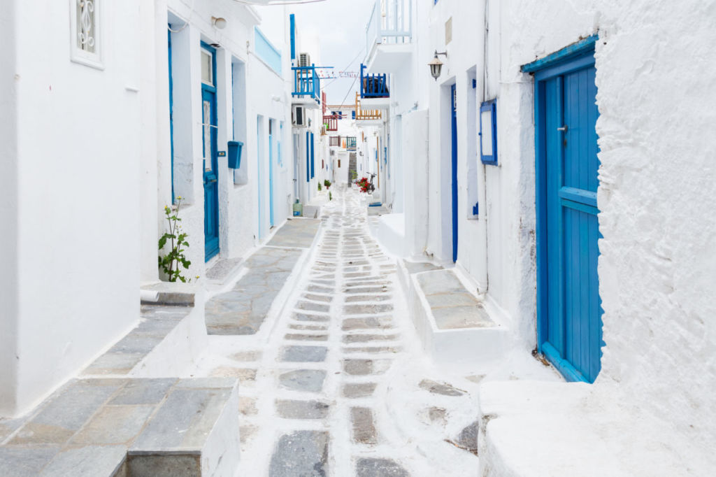 5 destinos con casitas blancas que debes tener en la mira si te gusta Santorini