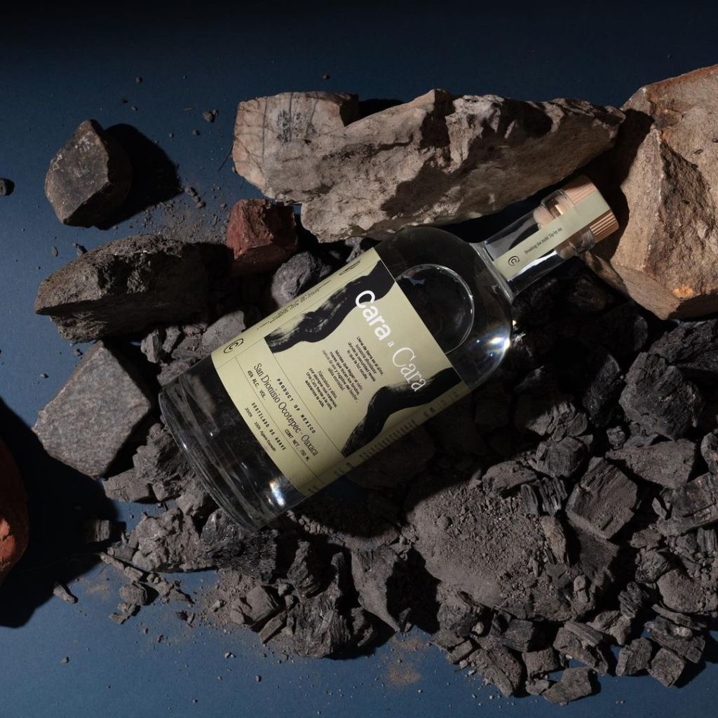 Conoce el nuevo mezcal elaborado con agua de lluvia en colaboración con familias oaxaqueñas