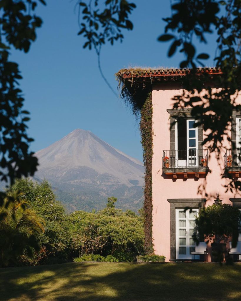 Duerme en una majestuosa hacienda con vistas a un volcán activo en México
