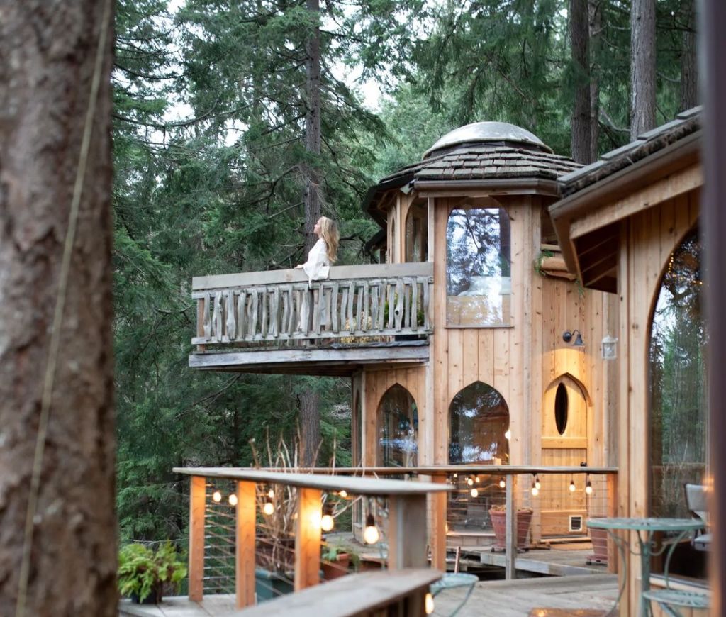 Hospédate en una casa del árbol con una tina japonesa dentro de una isla secreta