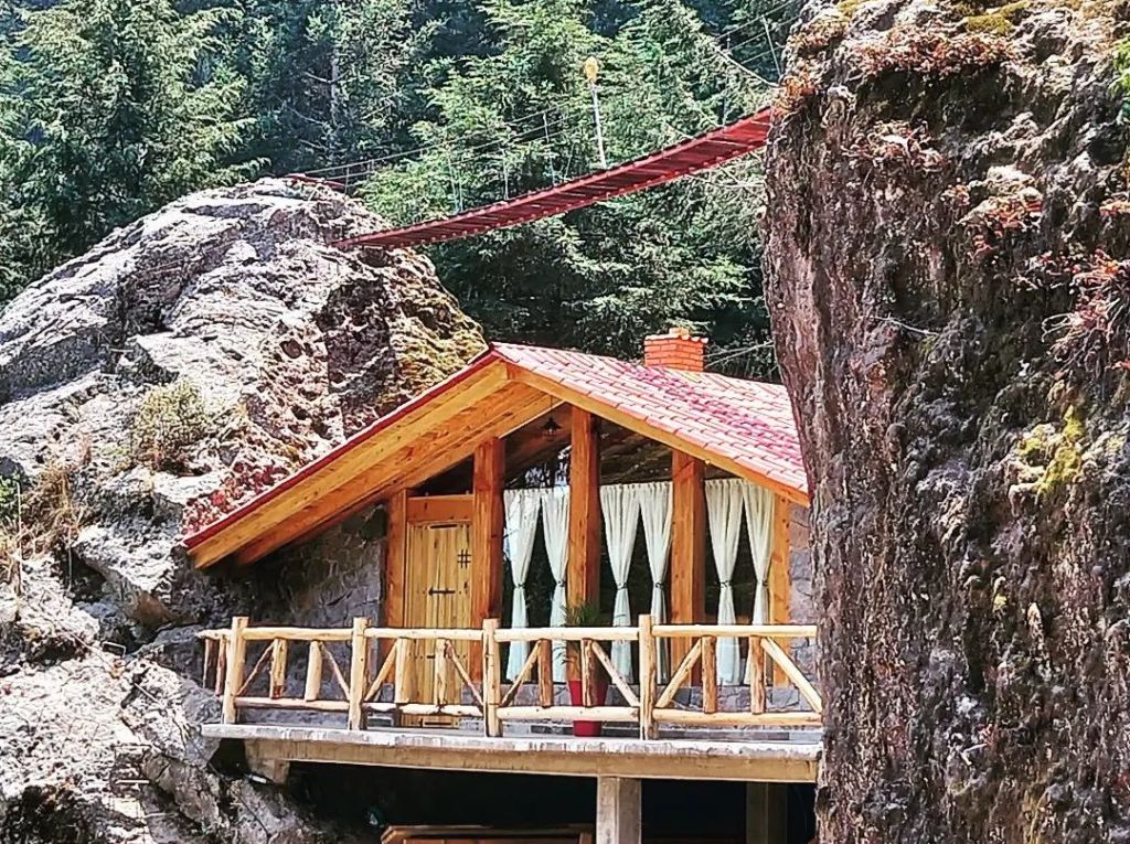 Estas cabañas en medio de dos peñas se encuentran a menos de dos horas de la ciudad