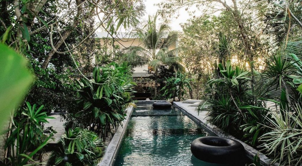 Relájate en unas donas flotantes en una alberca de diseño en plena selva de Tulum
