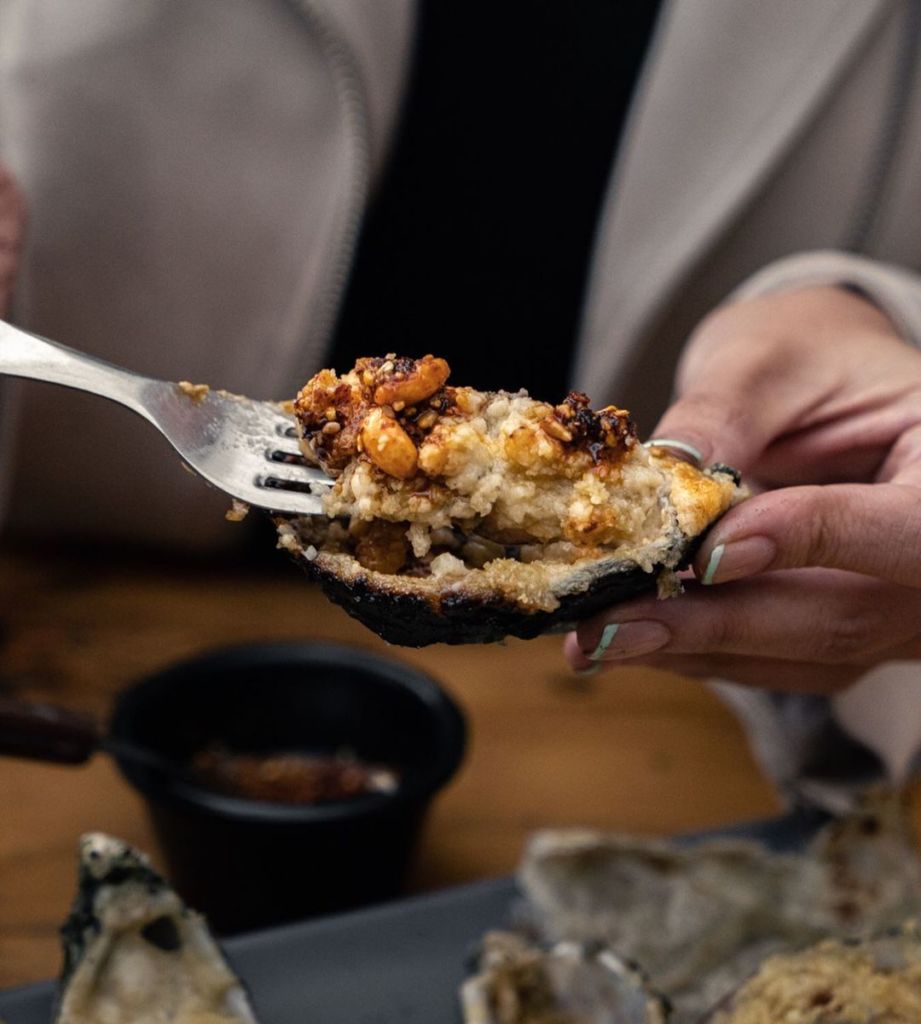 Descubre por qué este restaurante de mariscos en Santa María la Ribera está en boca de todxs (literalmente)