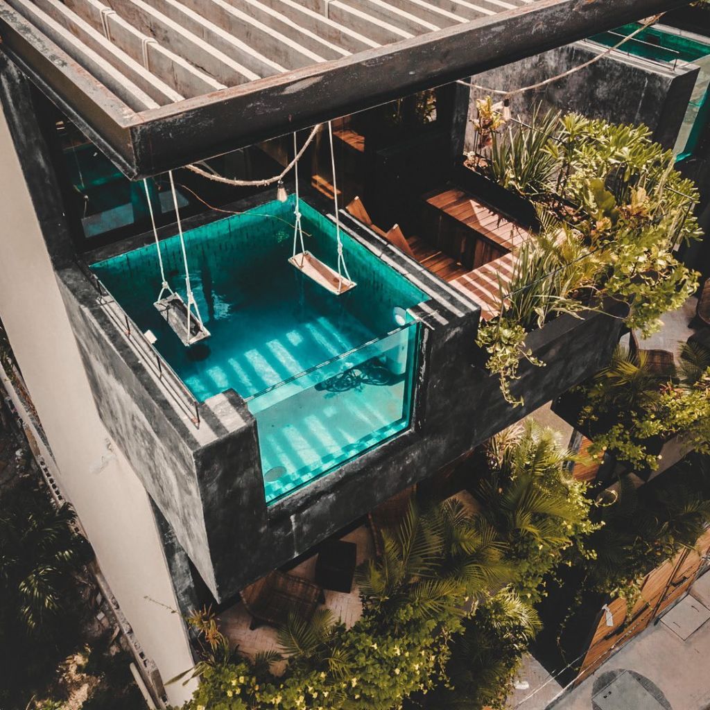 Este hotel en Tulum tiene cuartos con techos de vidrio y columpios de alberca