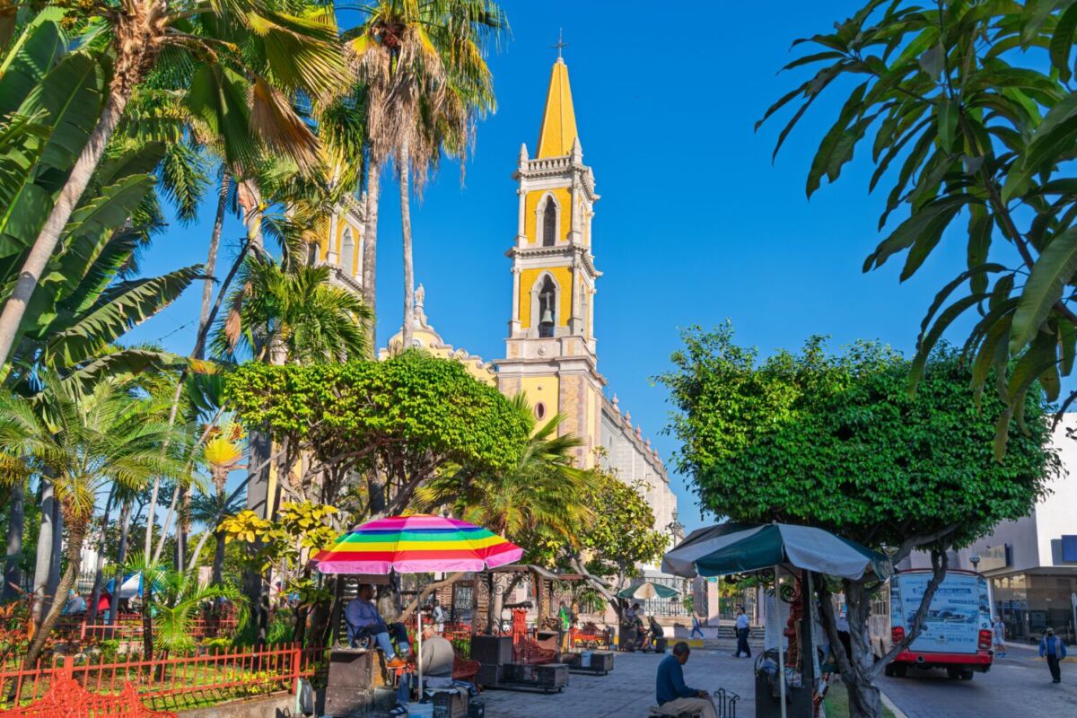 Plaza Machado con iglesia y palmeras en el centro histórico de Mazatlán, Sinaloa.