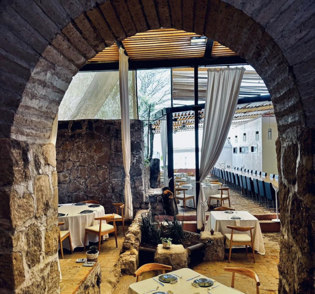 Conoce el hermoso restaurante con una barra de mezquite y aguas termales en Aguascalientes