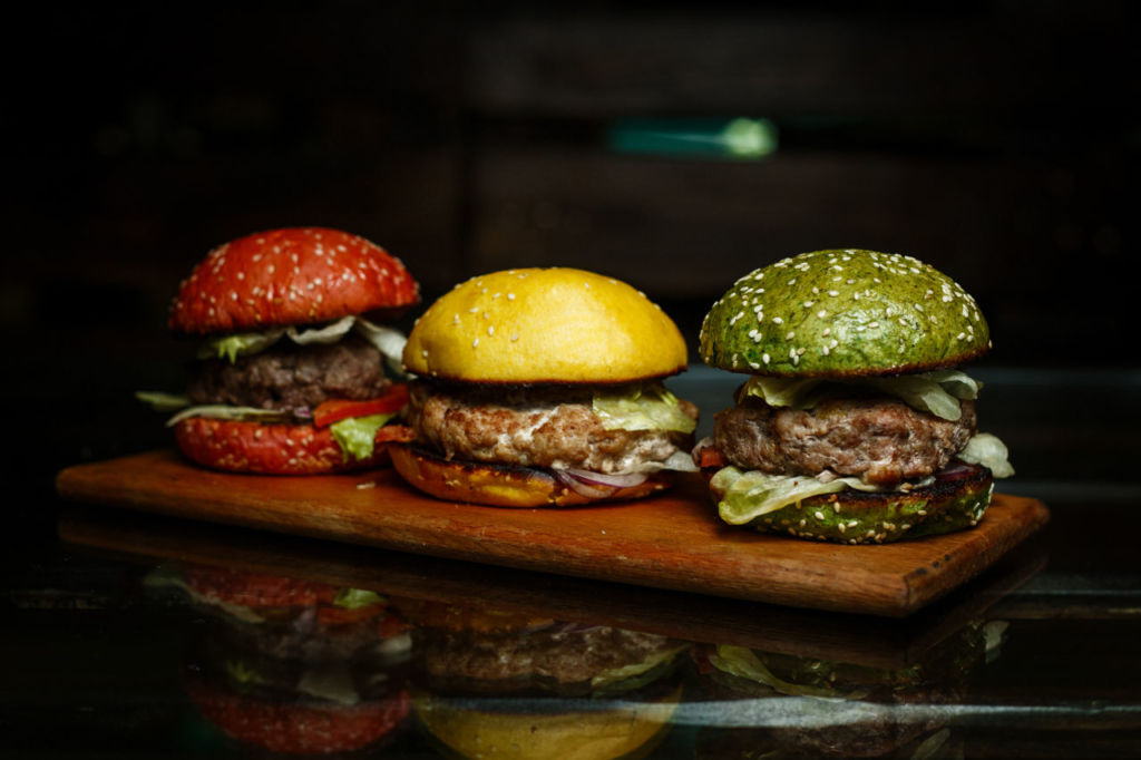 Mini hamburguesas de colores como en ‘Bob Esponja’ detrás de una boutique en la Juárez 