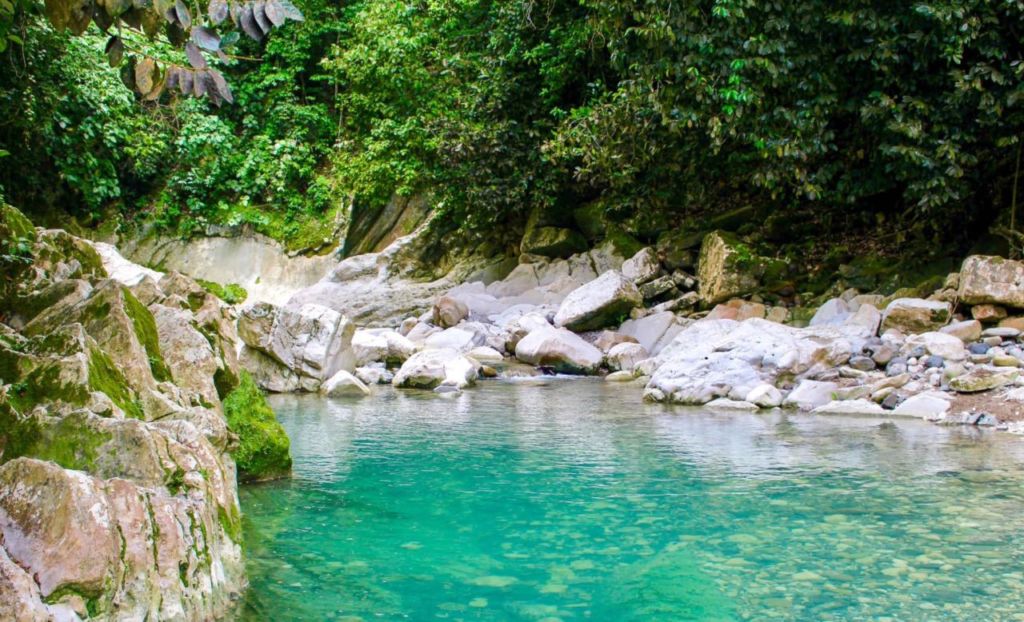 Este río de aguas calientitas es una joya natural que debes conocer