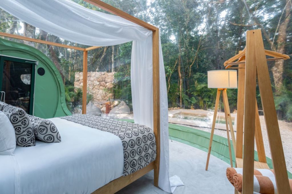 Conoce el hotel burbuja rodeado de cenotes y hermosos paisajes mayas