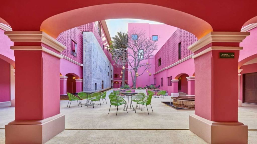 Este hotel rosa en Oaxaca se oculta en uno de los barrios más coloridos de Mexico