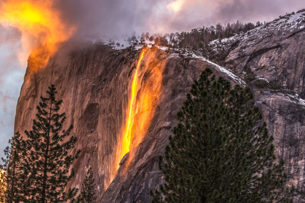 Conoce la cascada de fuego en California que desafía todas las leyes de la naturaleza