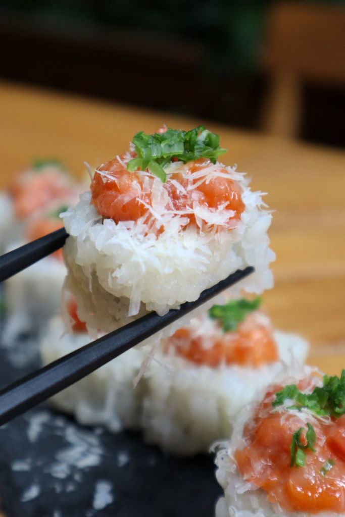 En este lugarcito de la CDMX encontrarás un rollo de sushi con parmesano que amarás