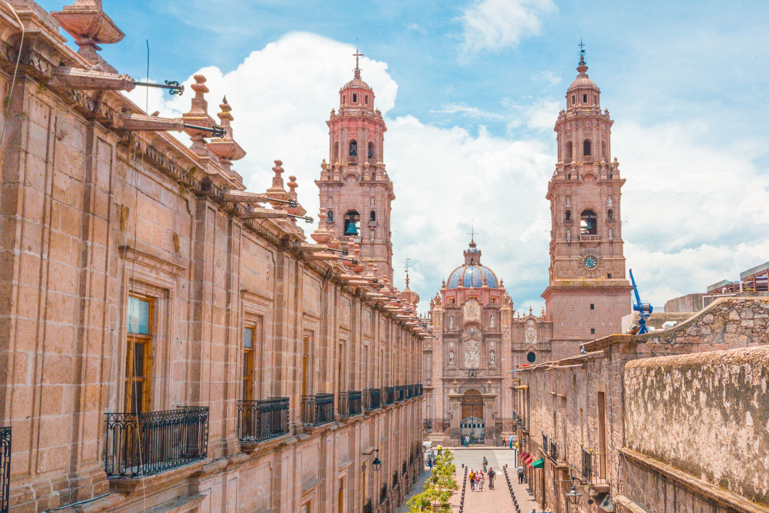 Catedral de Morelia con torres barrocas en el centro histórico de Michoacán.