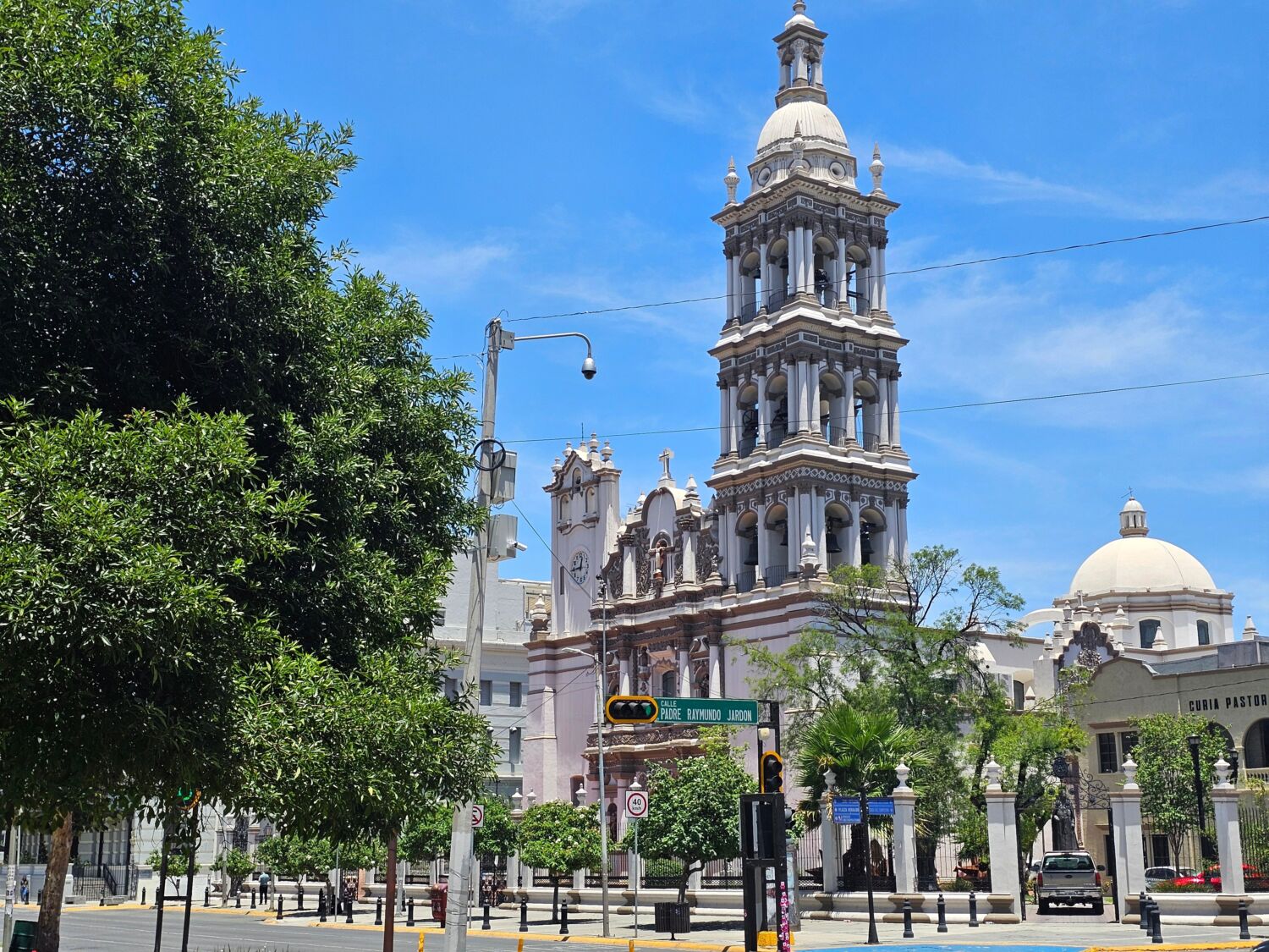 Catedral Metropolitana de Monterrey con torre barroca en el centro de Nuevo León.