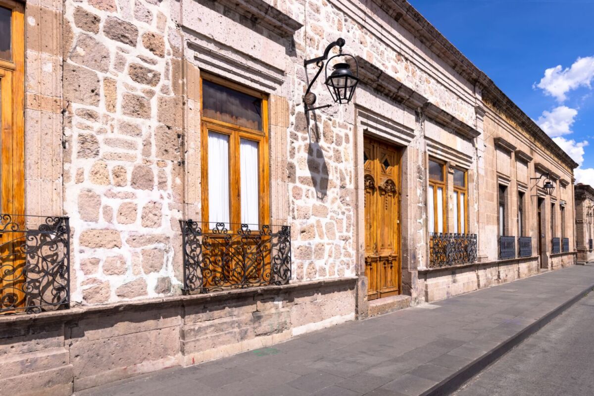 Calle del centro histórico de Morelia con arquitectura de cantera rosa y edificios coloniales.