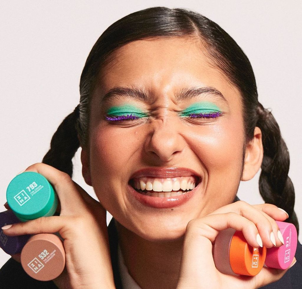 El rímel de colores es la nueva tendencia de maquillaje y tienes que probarla ya