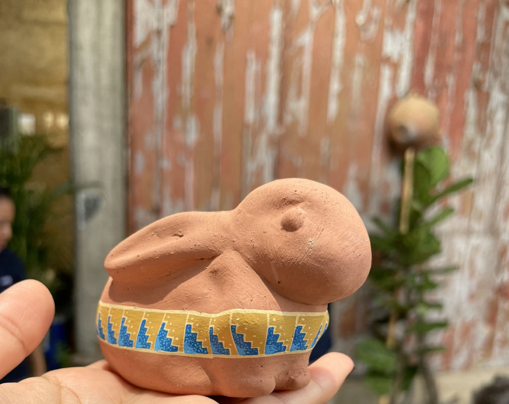 Esta etiqueta acaba de lanzar unos mezcaleros en forma de conejito que amarás (pintados a mano)