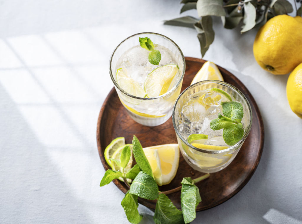 3 cócteles con spritz fáciles para combatir estos días de calor