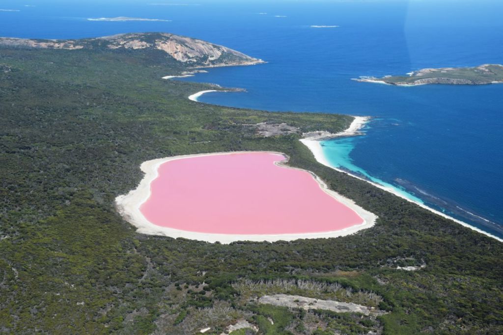 Tienes que conocer este lago rosa ubicado en una isla remota