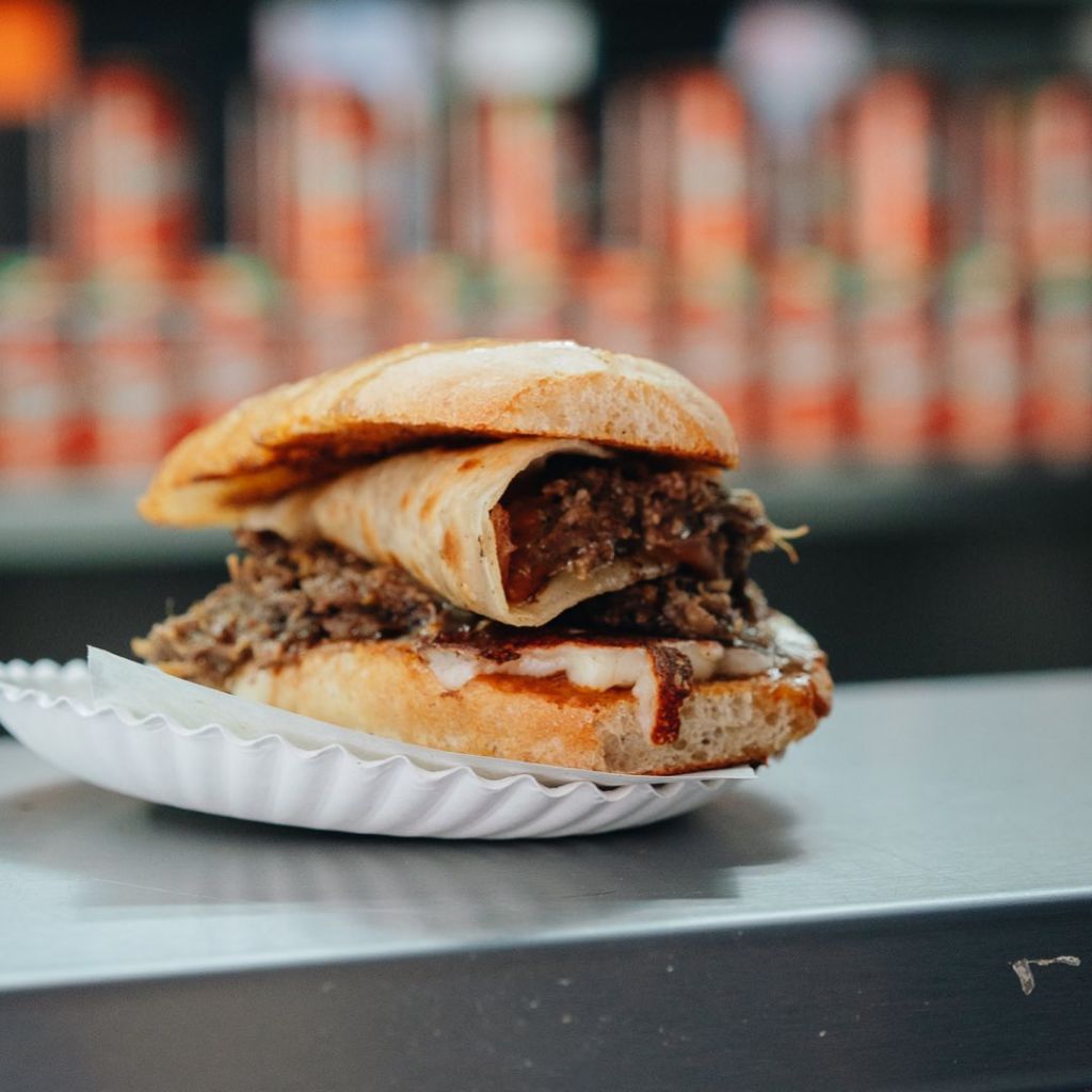 Deja todo y ve a probar estas ‘tortas de taco’ de res en su jugo (no te arrepentirás)