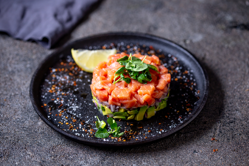 Con este calor prepara un tartar de salmón, ideal para compartir con tus amigos 