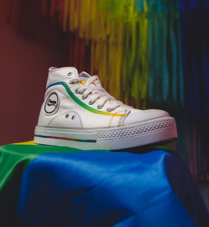 Vive el orgullo LGBTQ+ todo el año con esta ‘colab’ de tenis muy colorida 