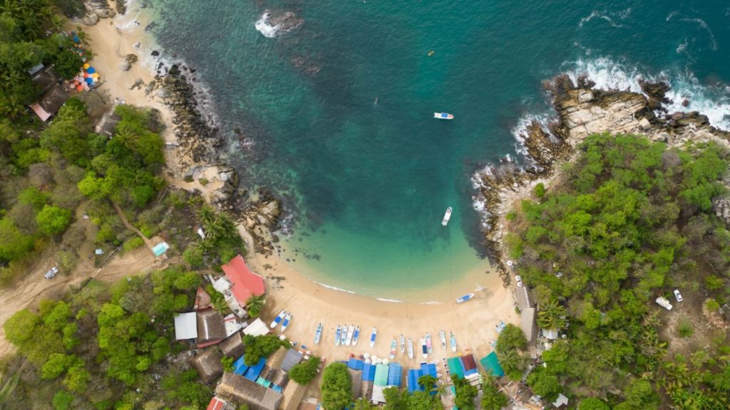 Esta hermosa playa de arena dorada y aguas cristalinas es un paraíso surfista de Oaxaca 