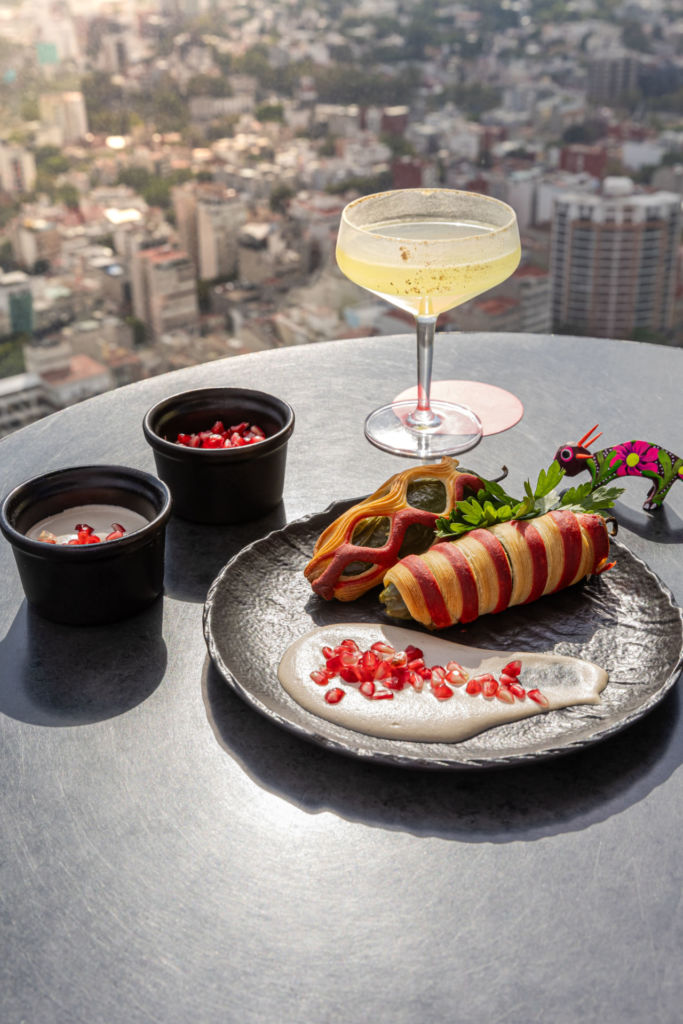 Este rooftop tiene el único chile en nogada cubierto de croissant de México (¡y tienes que probarlo ya!)