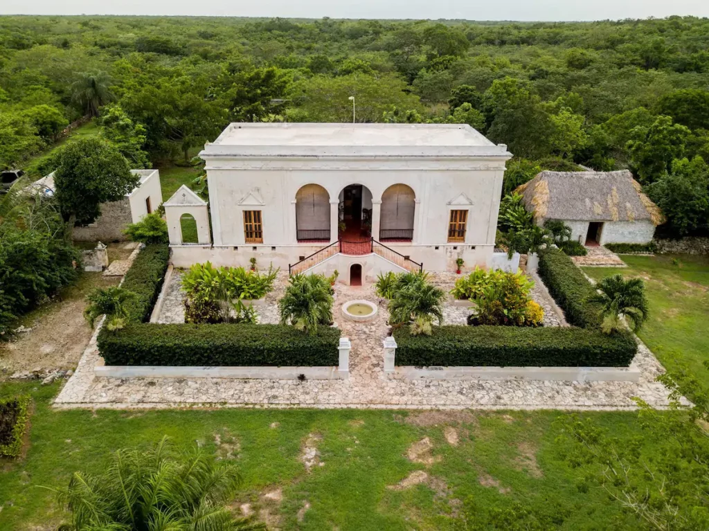Hospédate en esta hacienda en Yucatán dedicada al cultivo sostenible (tiene un cenote privado)