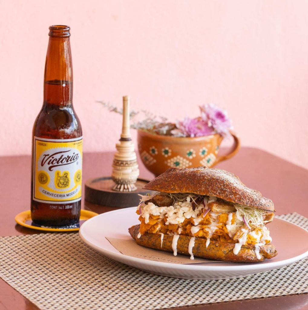 Molinillo: tortas de chilaquil y ‘french toast’ con palomitas en un restaurante de Tulum