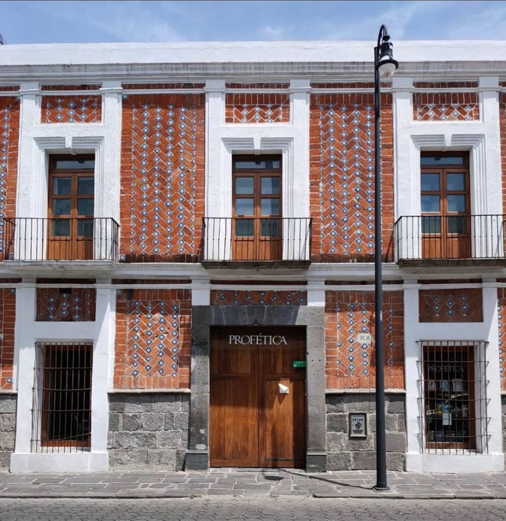 Profética: la casa colonial en el corazón de Puebla para lxs amantes de los libros, la música y el café (y los ‘drinks’)