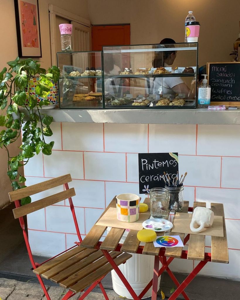 Ramona: el cafecito en la CDMX donde puedes pintar tus tazas de cerámica y bordar tote bags
