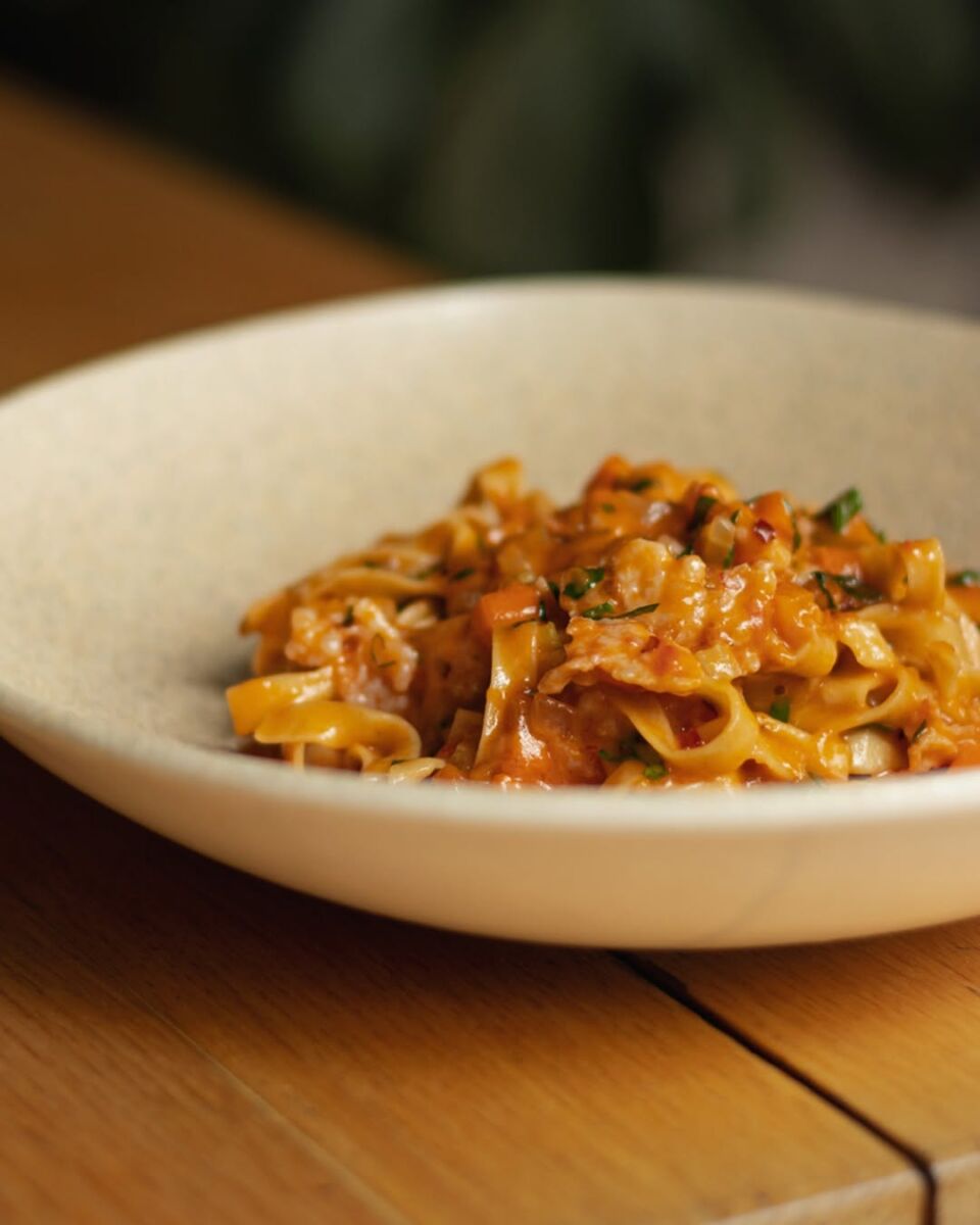 Tagliatelle con salchicha de camarón, cebollín y romero de Galea.
