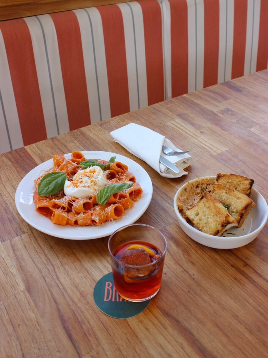 Plato de pasta, pan y aperitivo en la colonia Roma