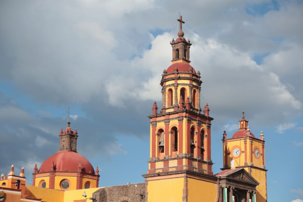 Iglesia principal de San Juan del Río con torres y cúpulas en el centro histórico de Querétaro.