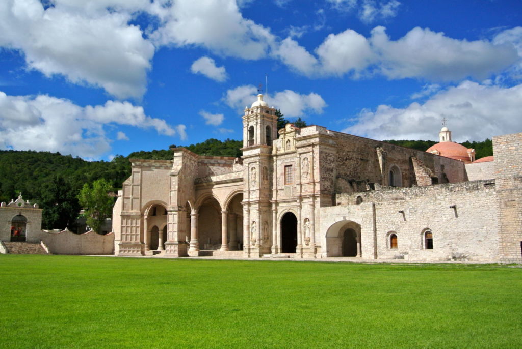 Este Pueblo Mágico tiene la capilla abierta más grande del mundo (parece sacada de la antigua Roma)