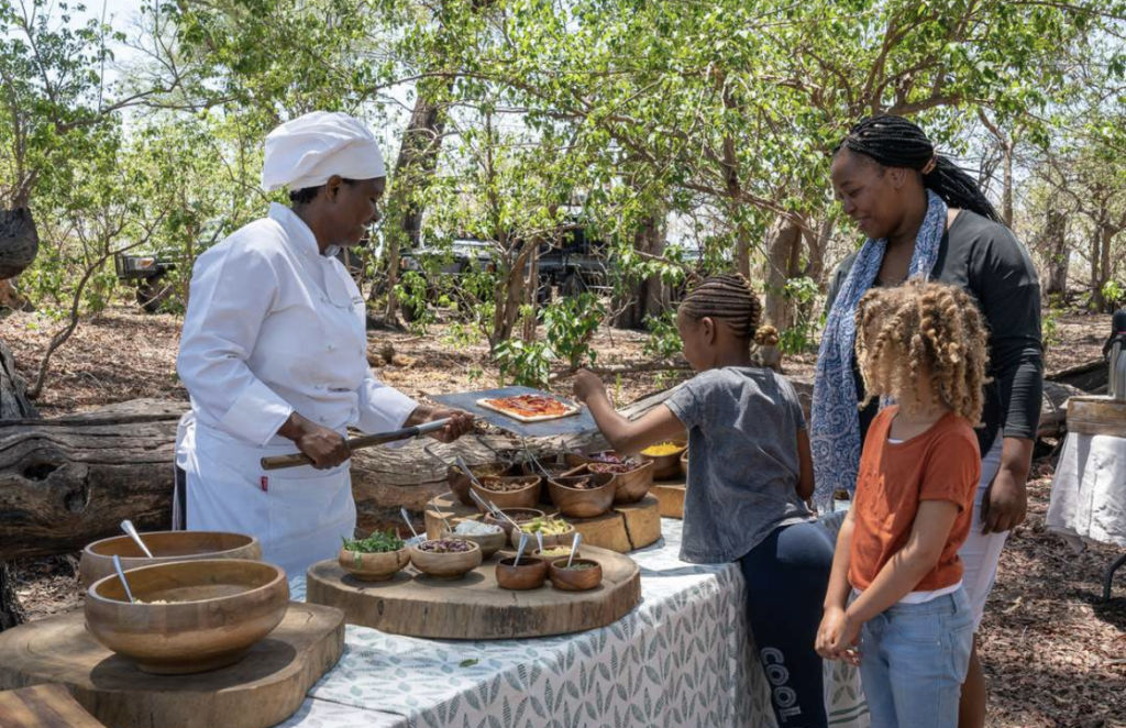 Cocina una pizza en un nido de termitas en este destino de Botsuana
