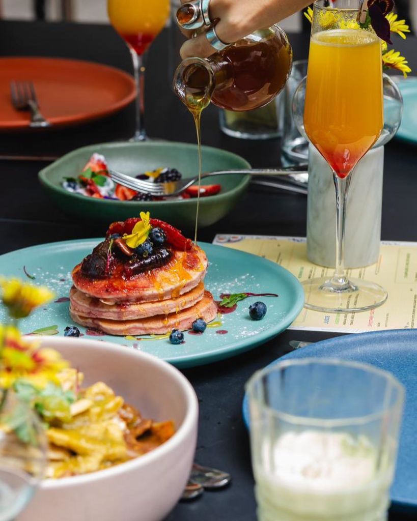 Cócteles de autor y brunch todos los días en esta terraza de la Roma (sus chilaquiles de pipián son un sueño)