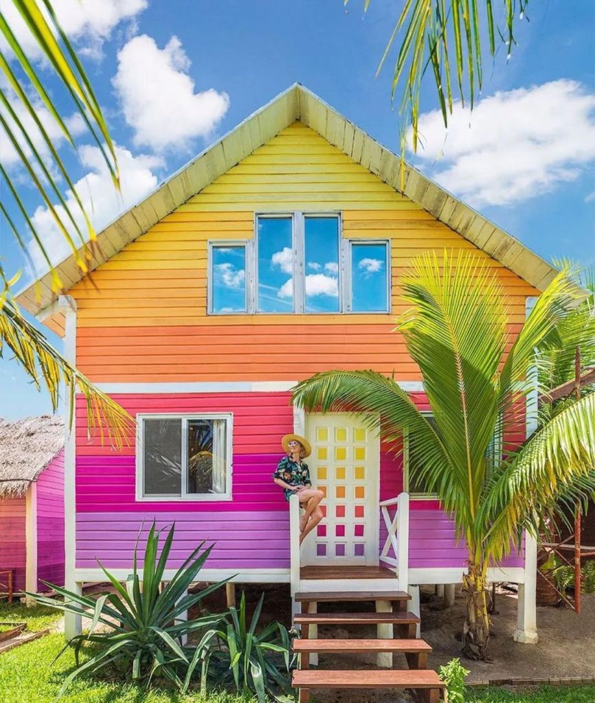 Estas casitas de colores en Holbox te harán sentir en una villa pintoresca junto al mar