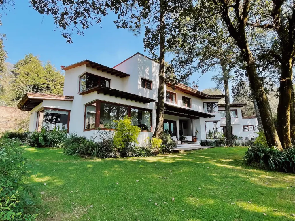 casa de fin de semana en medio del bosque