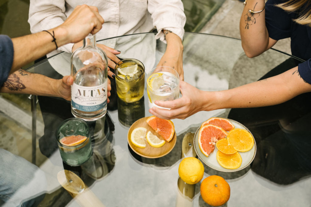 Existe un nuevo vodka mexicano destilado con piloncillo y agua de lluvia (amarás)